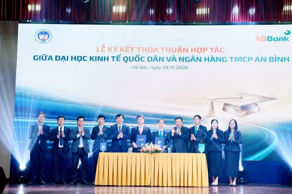 Ký kết thỏa thuận hợp tác giữa Đại học Kinh tế Quốc dân và Ngân hàng TMCP An Bình. Ảnh: Tuấn Anh