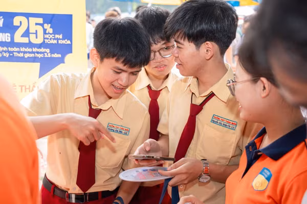 Dữ liệu giáo dục đại học minh bạch mang đến lợi ích cho cả nhà trường và người học. Trong ảnh là thí sinh tìm hiểu thông tin tuyển sinh của Trường Đại học Công nghệ TPHCM. Ảnh: HUTECH.
