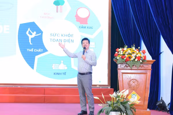 Chuyên gia chia sẻ về chăm sóc sức khỏe chủ động cho đoàn viên, thanh niên tại hội thảo.
