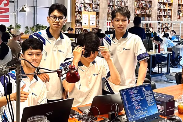 Dự án Kính thực tế ảo SignSound ứng dụng công nghệ 4.0 hỗ trợ người khiếm thính của nhóm sinh viên Trường Đại học Sư phạm Kỹ thuật - Đại học Đà Nẵng. Ảnh: ĐHĐN.