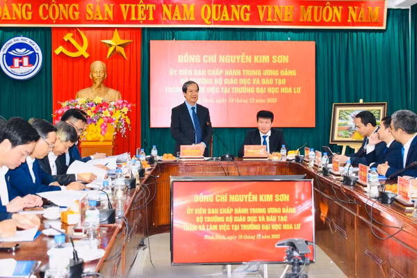 Bộ trưởng Nguyễn Kim Sơn và Chủ tịch UBND tỉnh Ninh Bình Trần Huy Tuấn chủ trì buổi làm việc.