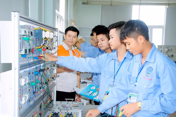 Sinh viên Trường CĐ Cơ khí nông nghiệp.