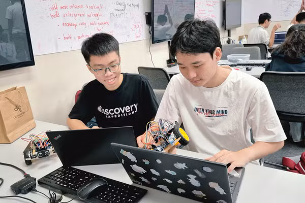 Các khóa học ngắn về lập trình là cầu nối giữa phổ thông và đại học, giúp công tác hướng nghiệp đi vào thực chất. Ảnh: NTCC