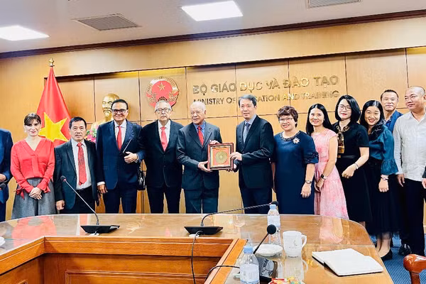 Các đại biểu chụp hình lưu niệm tại buổi tiếp.