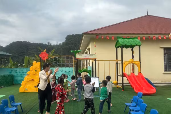 Cô trò Trường mầm non Vĩnh Tiền, xã Long Cốc, Phú Thọ.