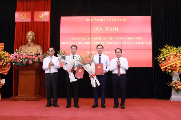 Phó Thủ tướng trao Quyết định điều động, bổ nhiệm hai Thứ trưởng Bộ GD&ĐT