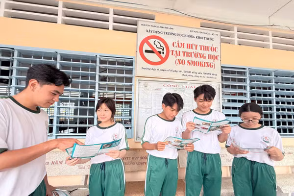 Học sinh Trường THCS-THPT Trưng Vương (Vĩnh Long) tìm hiểu về tác hại của thuốc lá.