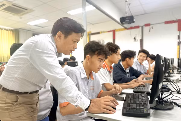 Sinh viên Trường CĐ Viễn Đông trong một tiết học. Ảnh: NTCC.