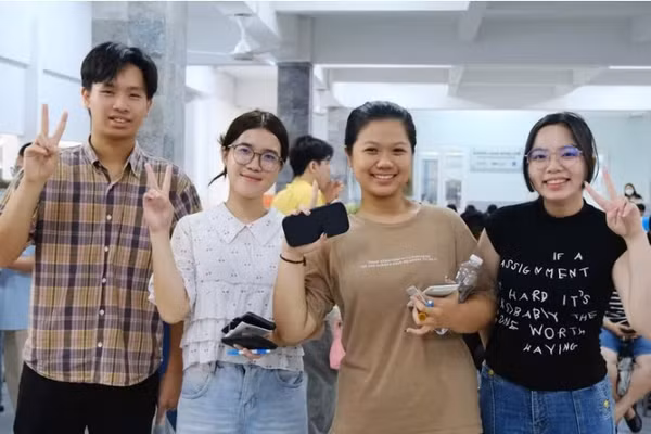 Thí sinh tham gia kỳ thi V-SAT. Ảnh: Yến Phương.