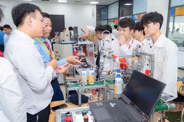 Đồ án tốt nghiệp của sinh viên được trưng bày tại Ngày hội Triển lãm công nghệ và Tuyển dụng khối ngành năm 2025 của Trường Đại học Công nghệ TPHCM. Ảnh: HUTECH
