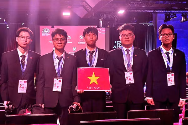 Đội tuyển quốc gia Việt Nam giành 1 Huy chương Vàng, 4 Huy chương Bạc tại Kỳ thi Olympic Vật lí Quốc tế (IPhO) năm 2025.