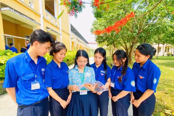 Cô trò Trường THPT Hương Vinh - TP Huế.