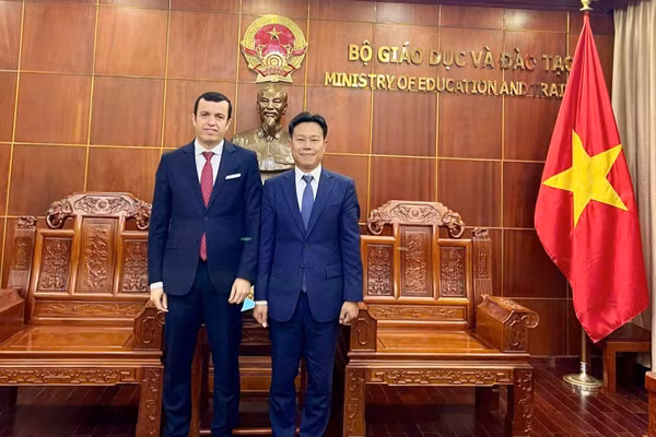 Thứ trưởng Lê Quân (bên phải) và ngài Đại sứ Azeddine Bechka tại buổi tiếp đón.