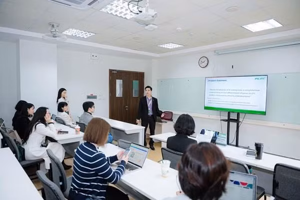 Chuyên gia chia sẻ tại Hội thảo FLEC 2026.