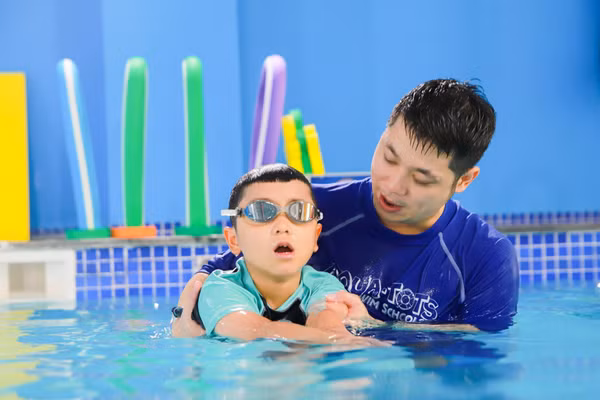 Chương trình bơi Aqua-Tots giúp trẻ xây dựng nền tảng kỹ năng an toàn và kỹ thuật bơi có hệ thống.