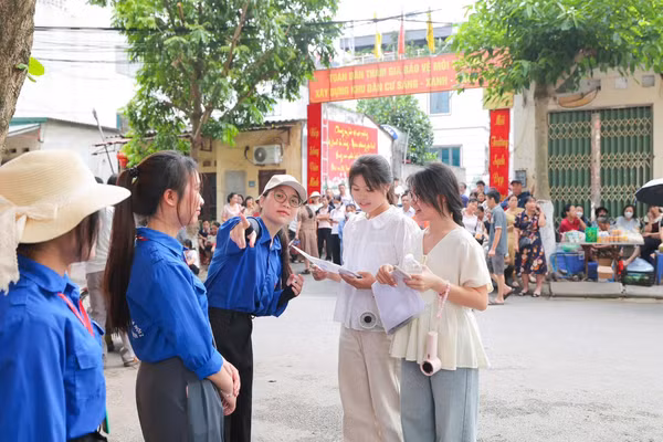 Thí sinh dự thi SP2E được sự hỗ trợ nhiệt tình của đội ngũ sinh viên tình nguyện.