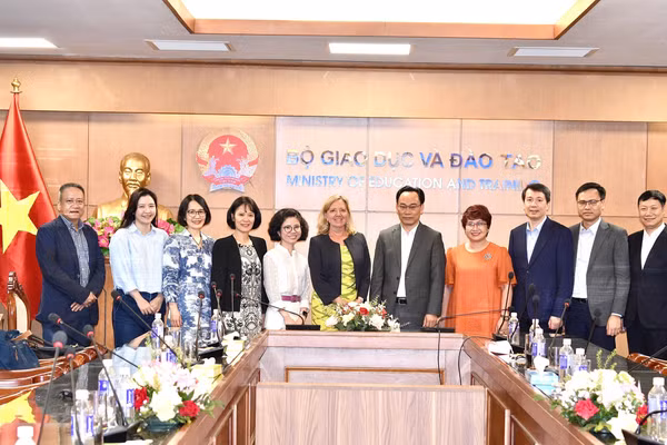 Các đại biểu chụp ảnh lưu niệm.