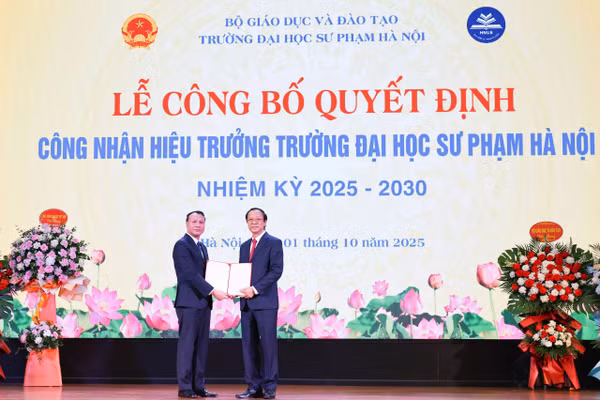 Thứ trưởng Thường trực Bộ GD&ĐT Phạm Ngọc Thưởng trao Quyết định cho PGS.TS Nguyễn Đức Sơn.