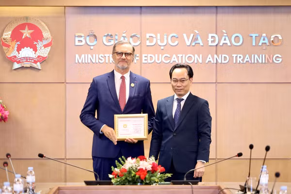 Bộ trưởng Hoàng Minh Sơn trao Kỷ niệm chương cho Đại sứ Olivier Brochet.