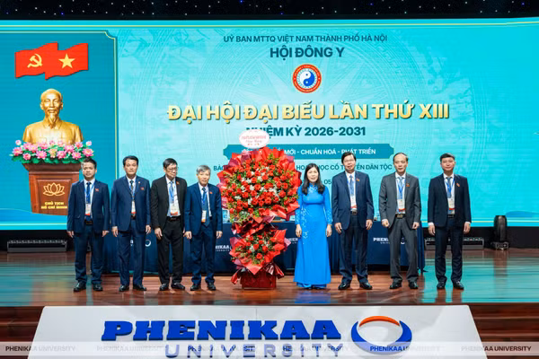 Đại diện Ủy ban Trung ương Mặt trận Tổ quốc Việt Nam TP Hà Nội chúc mừng Ban chấp hành mới của Hội Đông y.