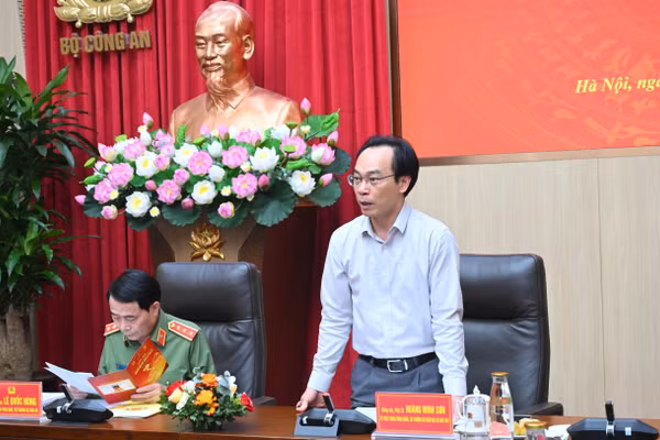 Bộ trưởng Bộ GD&ĐT Hoàng Minh Sơn phát biểu tại buổi làm việc.