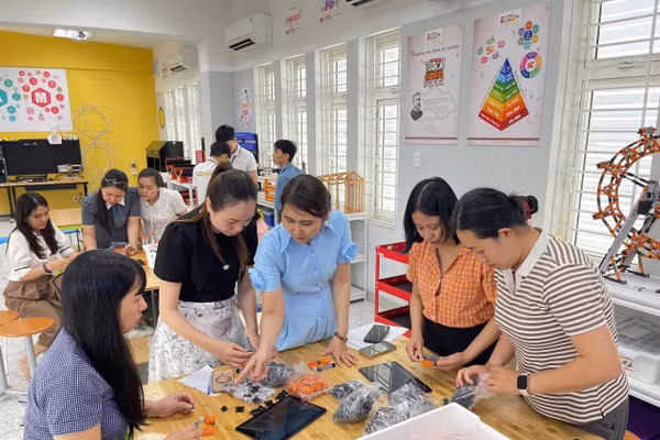 Trường THCS Trưng Vương (phường Hải Châu, TP Đà Nẵng) tập huấn năng lực giáo dục STEM cho giáo viên. Ảnh: NTCC