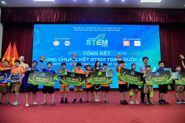 Ban tổ chức trao giải Nhất cho 6 đội thi xuất sắc. 
