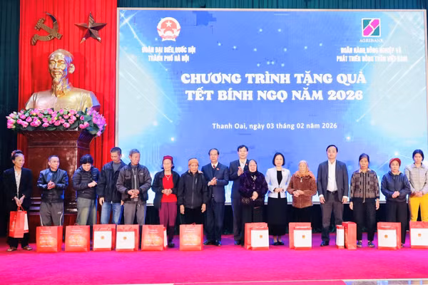 20 phần quà được Bộ trưởng Bộ GD&ĐT Nguyễn Kim Sơn trao tới các gia đình hoàn cảnh đặc biệt khó khăn trên địa bàn xã Thanh Oai nhân dịp Tết Bính Ngọ.