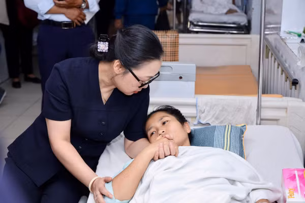 Thứ trưởng Nguyễn Thị Quyên Thanh thăm cô giáo mầm non xả thân cứu trẻ