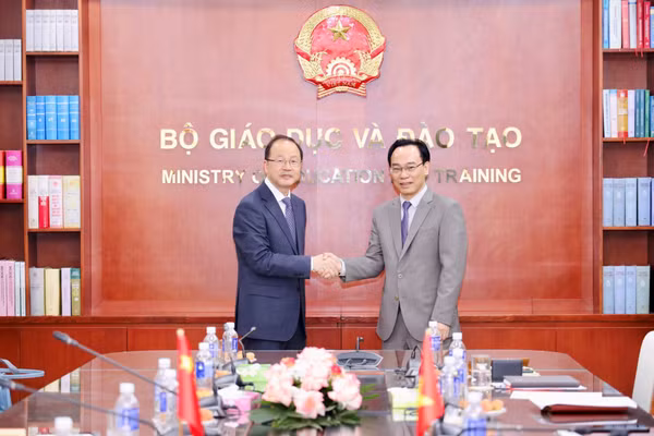 Bộ trưởng Bộ GD&ĐT Hoàng Minh Sơn và ông Hà Quang Thái - Bí thư Đảng ủy, Chủ tịch Hội đồng Đại học Bắc Kinh.