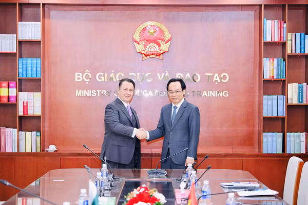 Bộ trưởng Hoàng Minh Sơn và Đại sứ Kohdayar Marri.