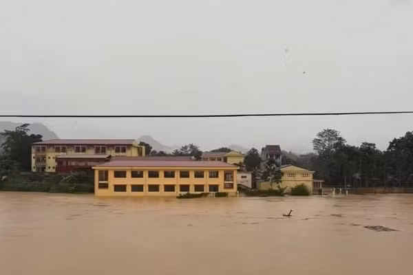 Trường Phổ thông Dân tộc Nội trú Na Rì (xã Na Rì) ngập sâu trong nước do ảnh hưởng hoàn lưu bão số 11 năm 2025. Ảnh: Phương Thảo.