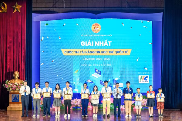 TS Tô Hồng Nam, Phó Cục trưởng Cục Khoa học, CN&TT, Bộ GD&ĐT và PGS.TS Nguyễn Văn Hiền, Giám đốc Sở GD&ĐT Hà Nội trao giải Nhất.