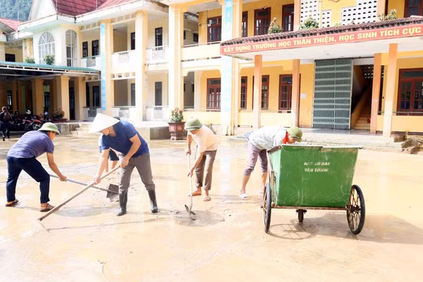Thầy cô Trường Tiểu học và THCS Thượng Hóa (Quảng Trị) dọn vệ sinh trường lớp để đón năm học mới. Ảnh: Đức Tài.