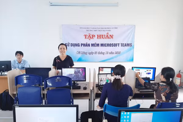 Giáo viên Trường THPT Trần Đại Nghĩa (Cần Thơ) tại một buổi tập huấn sử dụng công nghệ.