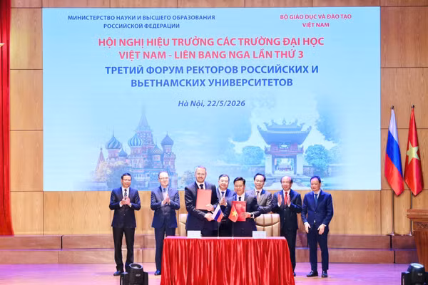 Phó Thủ tướng Thường trực Phạm Gia Túc, Bộ trưởng Hoàng Minh Sơn và các đại biểu chứng kiến lễ ký kết Quy chế tổ chức và hoạt động của Trung tâm tiếng Nga A.X.Pushkin.