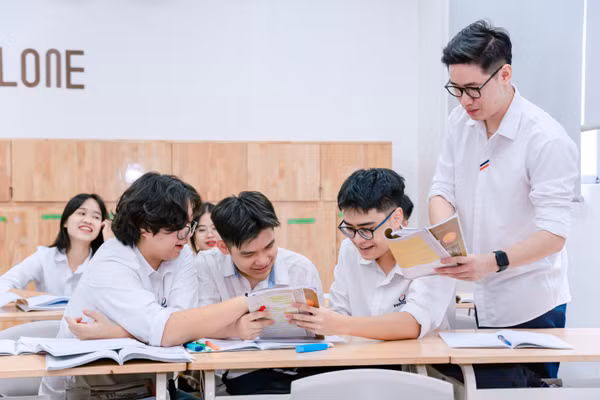 Xem xét lại định mức tiết dạy của cán bộ quản lý là vấn đề được đặt ra sau sáp nhập trường.