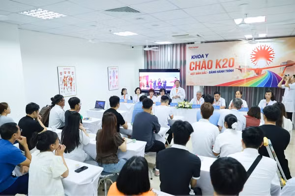 Tân sinh viên trong ngày nhập học được gặp giảng viên, tìm hiểu chương trình đào tạo.