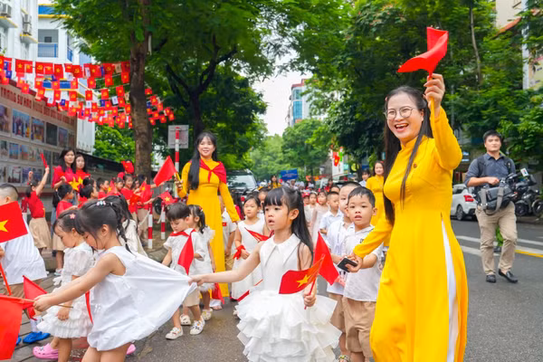 Cô trò Hệ thống giáo dục Lý Thái Tổ (Hà Nội).