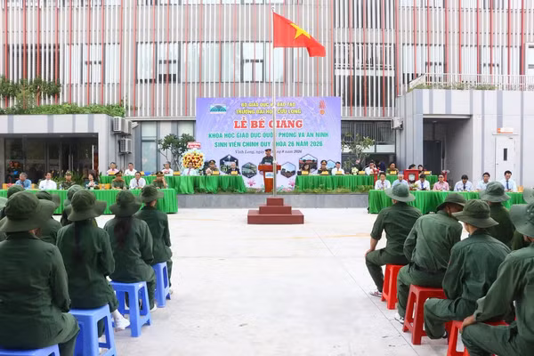 Trường Đại học Cửu Long tổ chức Lễ bế giảng khóa học Giáo dục Quốc phòng và An ninh. Ảnh: Văn Dô - Quốc Ngữ.