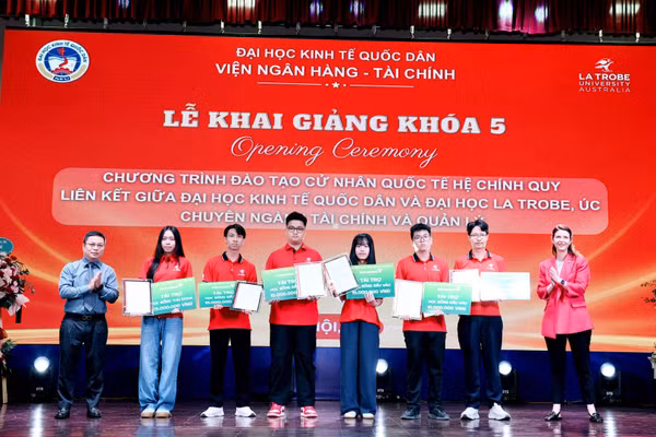 Ngân hàng Ngoại thương Việt Nam chi nhánh Tây Hà Nội dành tặng 6 suất học bổng với tổng trị giá 100 triệu đồng cho các tân sinh viên có kết quả xuất sắc trong kỳ tuyển sinh. Ảnh: Tuấn Anh.