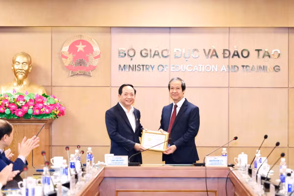 Bộ trưởng Bộ GD&ĐT Nguyễn Kim Sơn trao Kỷ niệm chương “Vì sự nghiệp giáo dục” cho Đại tướng Trịnh Văn Quyết.