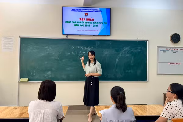 Trường THPT chuyên Nguyễn Thiện Thành tập huấn nâng cao nghiệp vụ cho giáo viên trẻ.