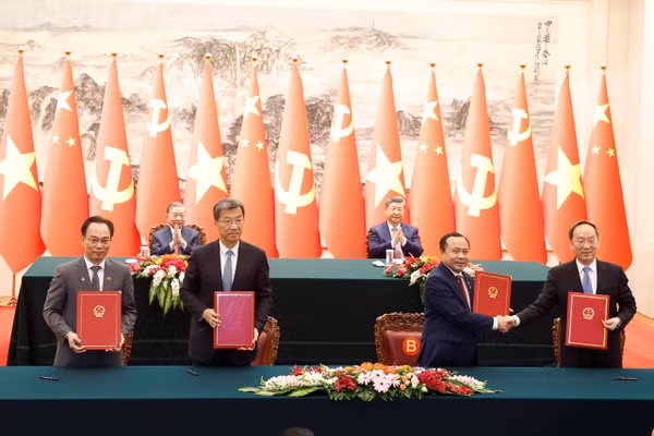 Tổng Bí thư, Chủ tịch nước Trung Quốc Tập Cận Bình và Tổng Bí thư, Chủ tịch nước Việt Nam Tô Lâm chứng kiến lễ ký kết.