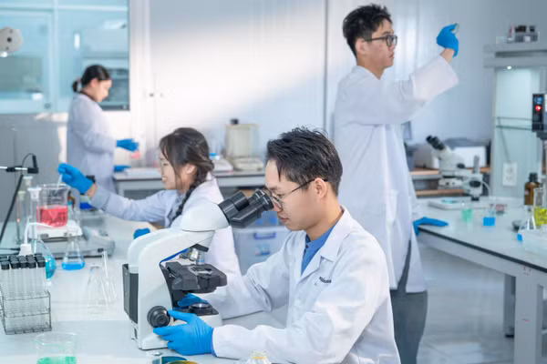 Sinh viên ngành Công nghệ sinh học, Trường Đại học Văn Lang. Ảnh: NTCC.
