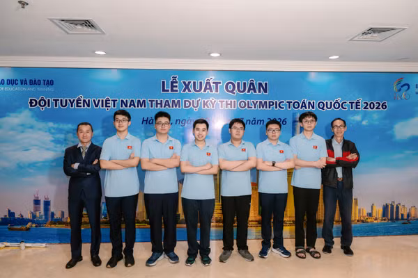 Từ trái qua phải ảnh: Thầy Nguyễn Chu Gia Vượng; các em Phạm Đăng Nguyên, Hà Mạnh Hùng, Nguyễn Lê Nhật Nam, Nguyễn Đình Tùng, Trần Đại Thành Danh, Nguyễn Hoàng Phương; thầy Lê Bá Khánh Trình