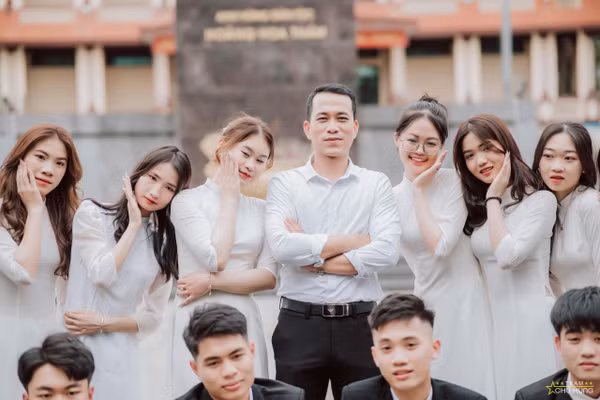 Thầy Trần Ngọc Điển, Trường THPT Yên Thế, tỉnh Bắc Ninh và học trò.