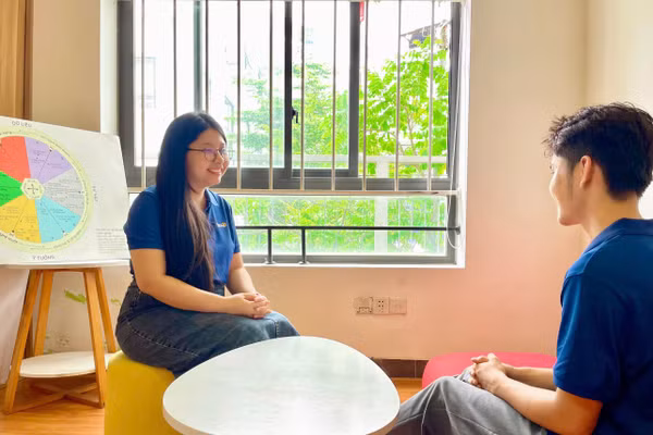 Cô Nguyễn Dương Hoài Anh trong một buổi tham vấn tâm lý cho học trò.