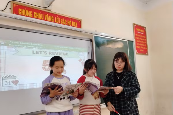 Cô Phạm Thị Thanh Hà hướng dẫn học trò trong giờ học.