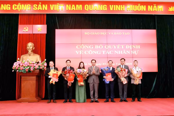 Bộ trưởng Hoàng Minh Sơn trao quyết định và tặng hoa các cán bộ được điều động, bổ nhiệm.